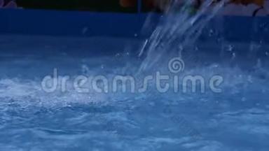 游泳池里的蓝色水射流。 儿童游乐园。 慢动作